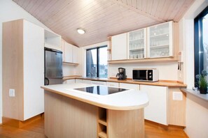 Fridge, microwave, oven, stovetop - Located in downtown Reykjavik, on the corner of Laugavegur and Skólavörðustígur. (Reykjavík)