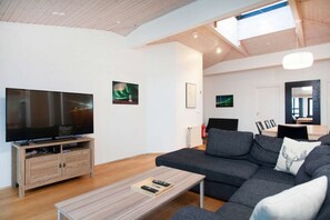 TV - Located in downtown Reykjavik, on the corner of Laugavegur and Skólavörðustígur. (Reykjavík)