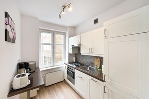 Apartment | Eigene Küche | Großer Kühlschrank, Mikrowelle, Ofen, Herdplatte