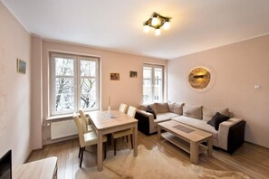 Apartment | Wohnbereich | 42-Zoll-Flachbildfernseher mit Kabelempfang, Fernseher, DVD-Player