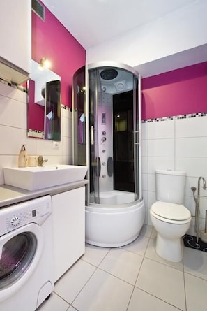 Apartment | Badezimmer | Dusche, Regendusche, Haartrockner, Handtücher