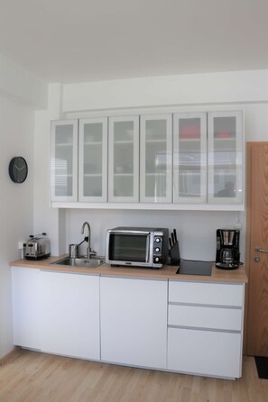 Fridge, microwave, oven, stovetop - Located in downtown Reykjavik, on the corner of Laugavegur and Skólavörðustígur. (Reykjavík)