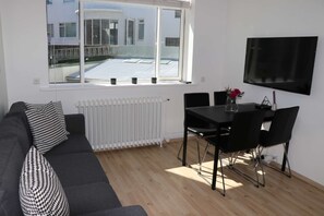 Flat-screen TV - Located in downtown Reykjavik, on the corner of Laugavegur and Skólavörðustígur. (Reykjavík)