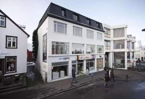 Exterior - Located in downtown Reykjavik, on the corner of Laugavegur and Skólavörðustígur. (Reykjavík)