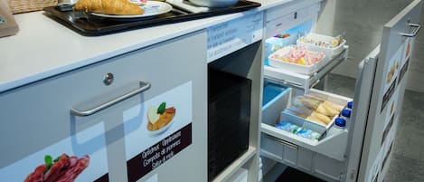 Petit déjeuner en libre-service (10 CHF par personne)