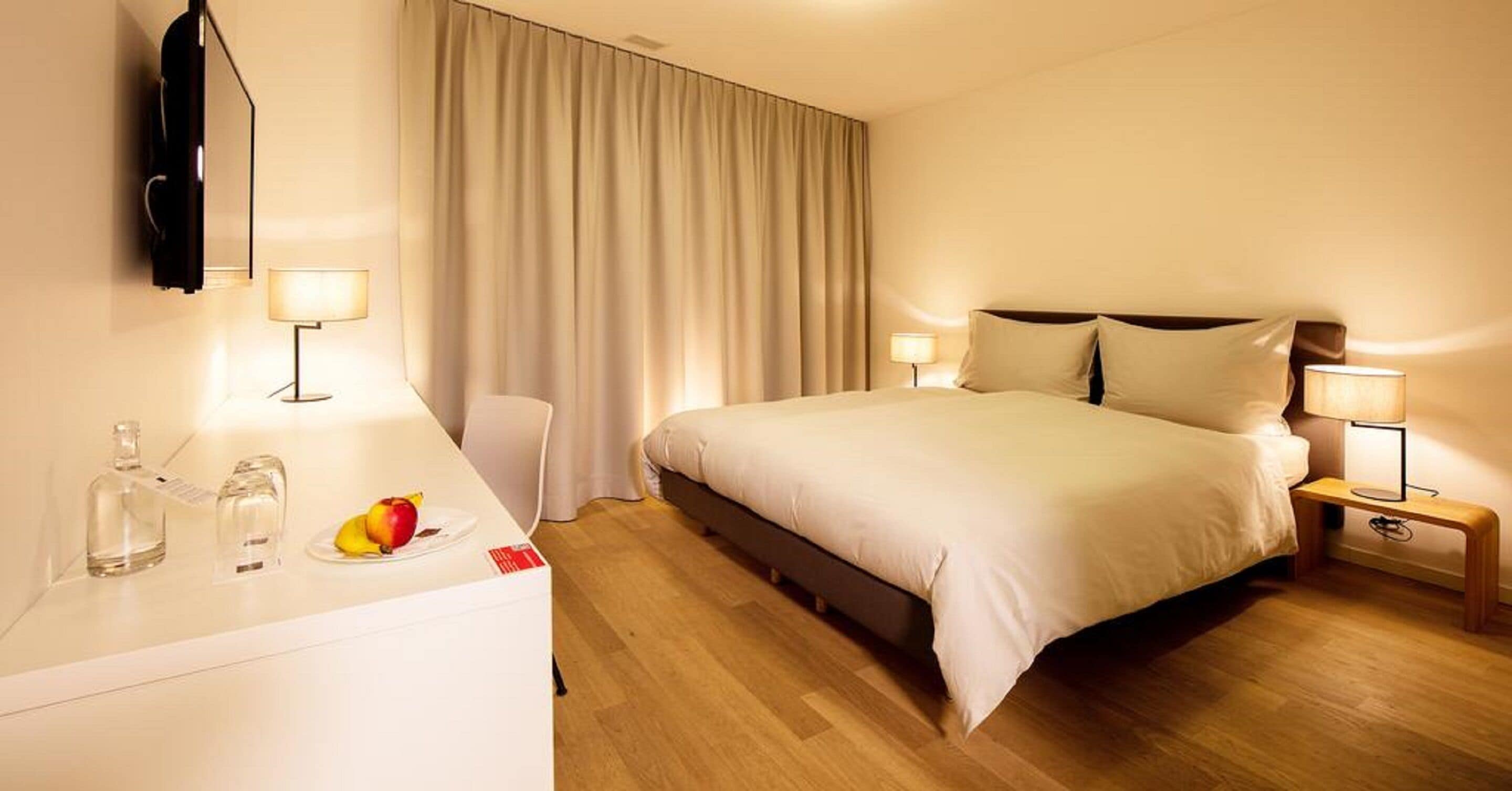 标准双人房 | 客房内保险箱、办公桌、隔音、免费 WiFi