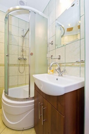 Apartment | Badezimmer | Dusche, Haartrockner, Handtücher, Seife