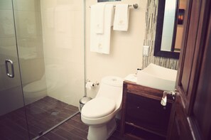 Deluxe-Zimmer | Badezimmer | Haartrockner, Handtücher, Seife, Shampoo