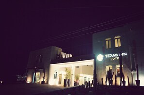 住宿正面 - 傍晚/夜晚