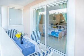 Outdoor dining -  Ground-floor studio for 3, 🏝 beach at 50 m, Seget (Seget Donji)