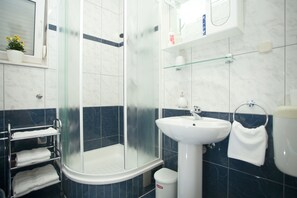 Douche, serviettes fournies, papier de toilette