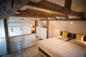Schreibtisch, Reisekinderbett, WLAN, Bettwäsche