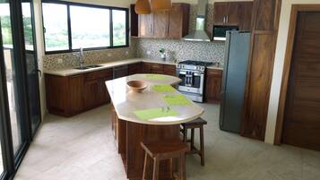 Vila Mewah, 4 kamar tidur, kolam renang pribadi, pemandangan samudra | Dapur pribadi | Lemari es besar, microwave, oven, dan kompor