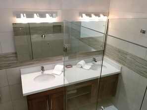 Luksus-villa - 4 soveværelser - privat pool - havudsigt | Badeværelse | Bruser, gratis toiletartikler, håndklæder, Sæbe