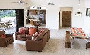 Vila superluxo, 4 quartos, piscina particular, vista para o oceano | Área de estar | Smart TV