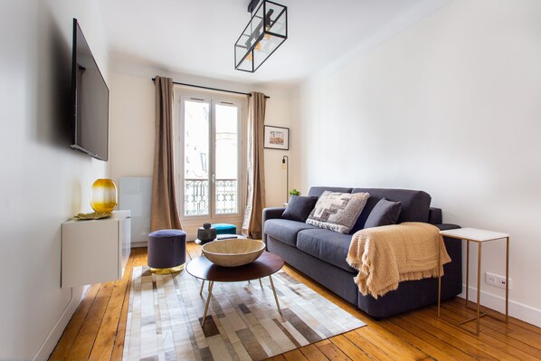TV - Sacré Coeur Apartment// 6P (Paris)