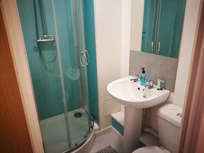 Standard-Studio, 1 Doppelbett (Shared) | Badezimmer | Dusche, Handtücher