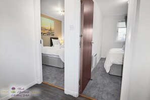 2 chambres, chambres insonorisées, fer et planche à repasser