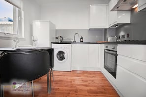 Fridge, microwave, oven, stovetop - Thistle Apartments - City View Apartment (Aberdeen)