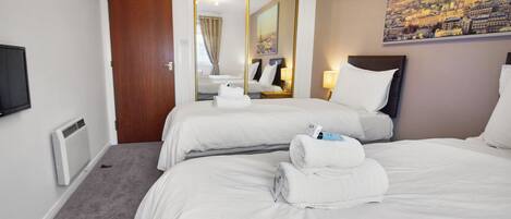 2 habitaciones, insonorización y tabla de planchar con plancha