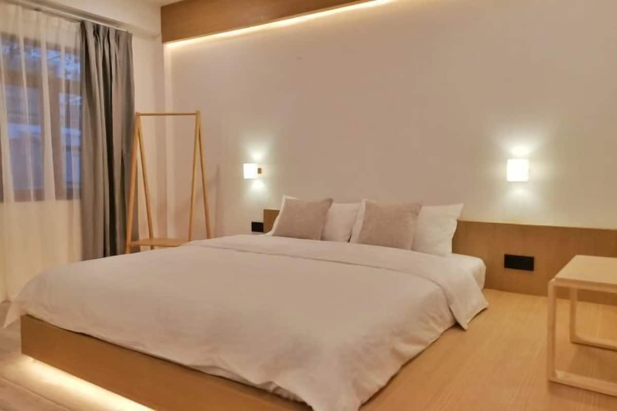 Laptop workspace, blackout curtains, free WiFi, bed sheets