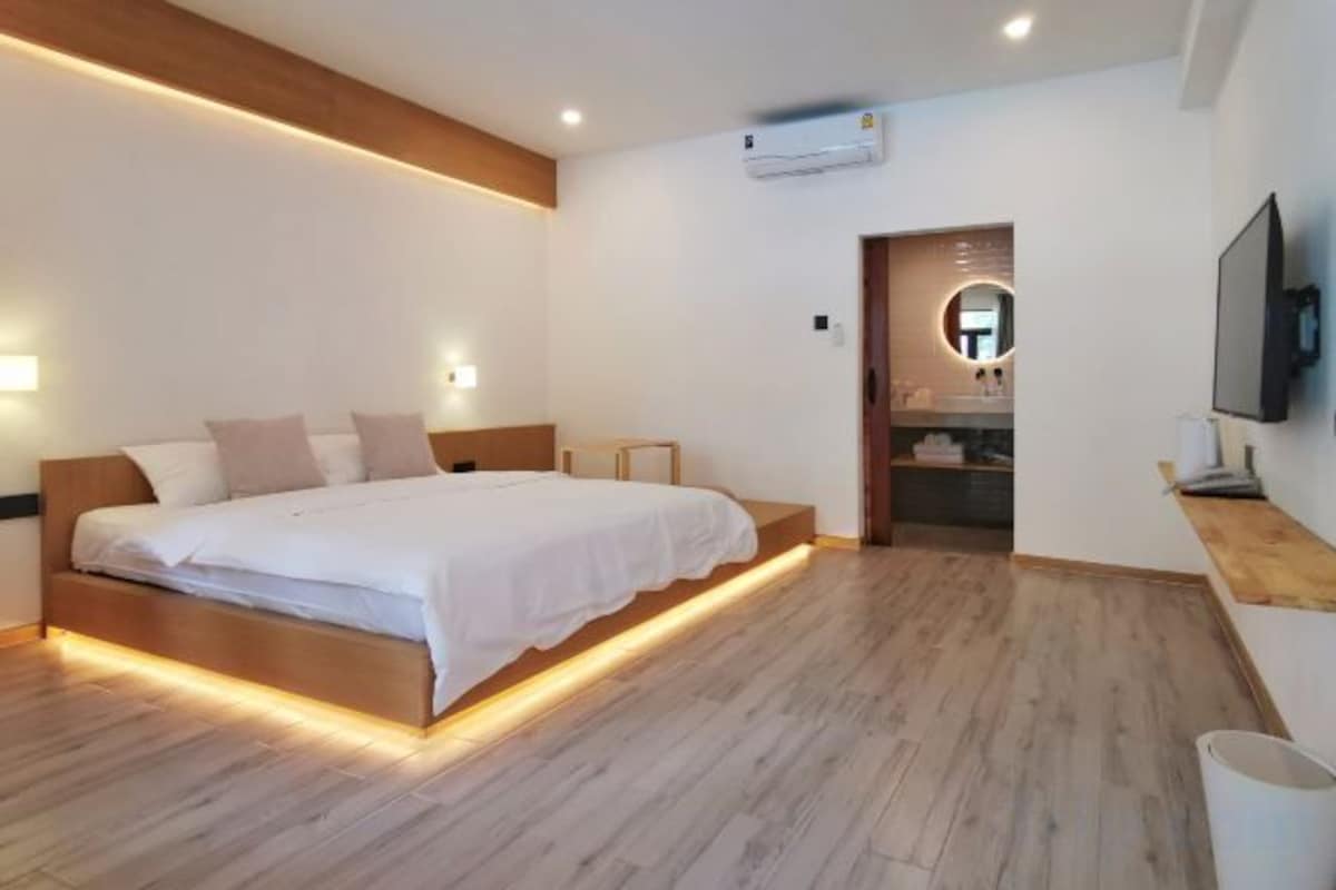 Espacio para trabajar con laptop, cortinas blackout y wifi gratis