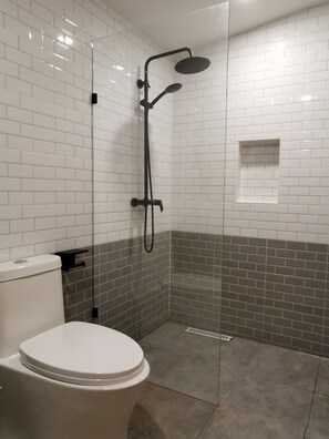 Shower, free toiletries, hair dryer, slippers - Hotel AONO (Chiang Mai)