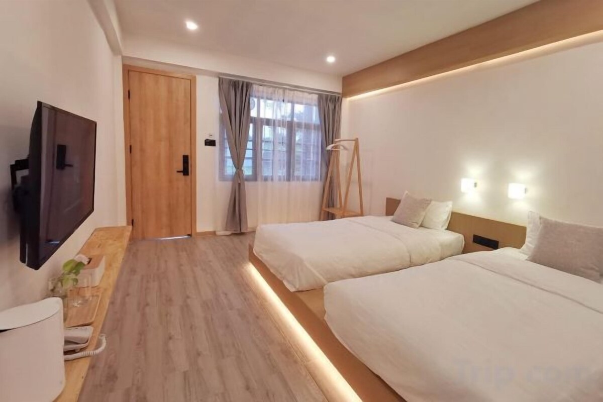 Laptop workspace, blackout curtains, free WiFi, bed sheets