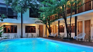 Una piscina al aire libre