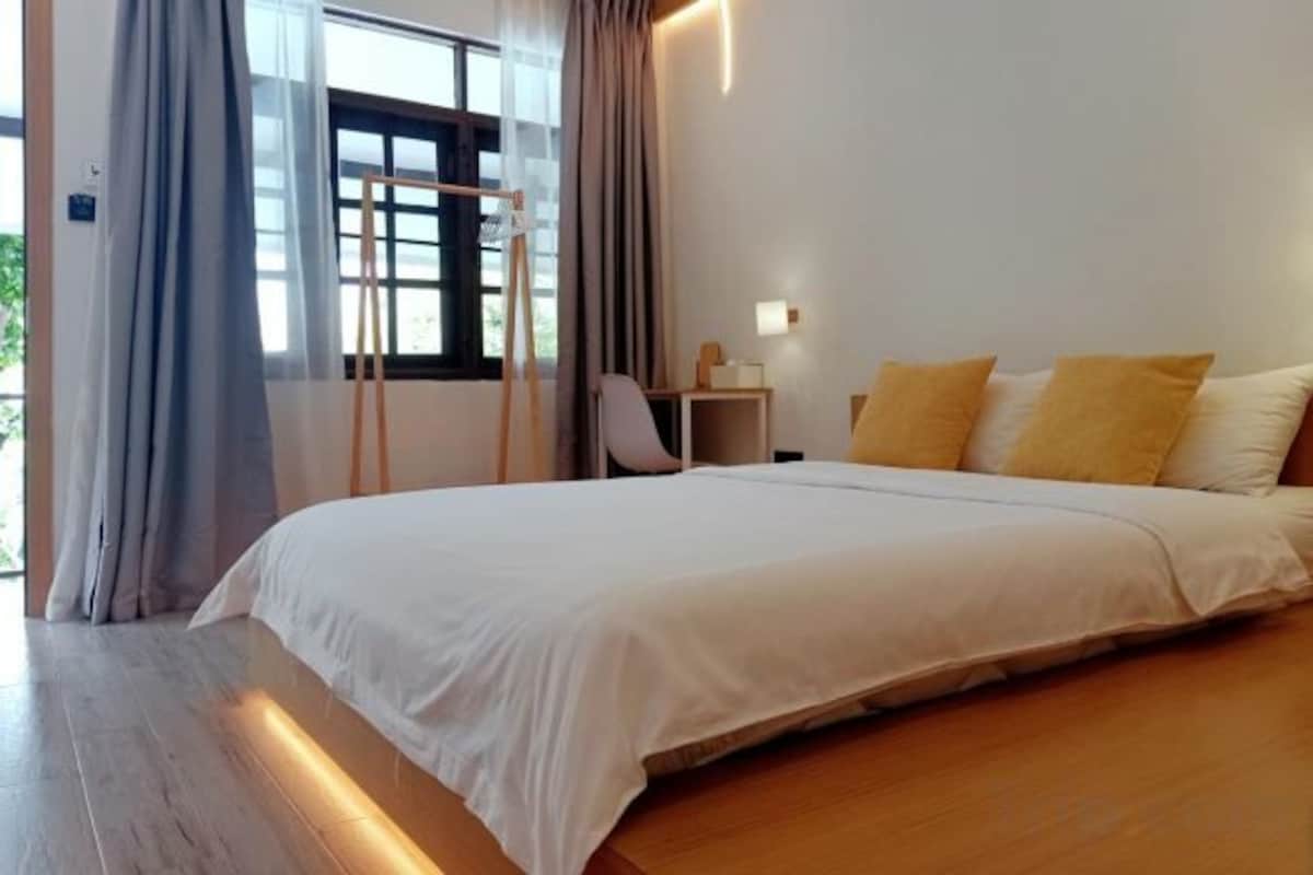 Laptop workspace, blackout drapes, WiFi (free), bed sheets
