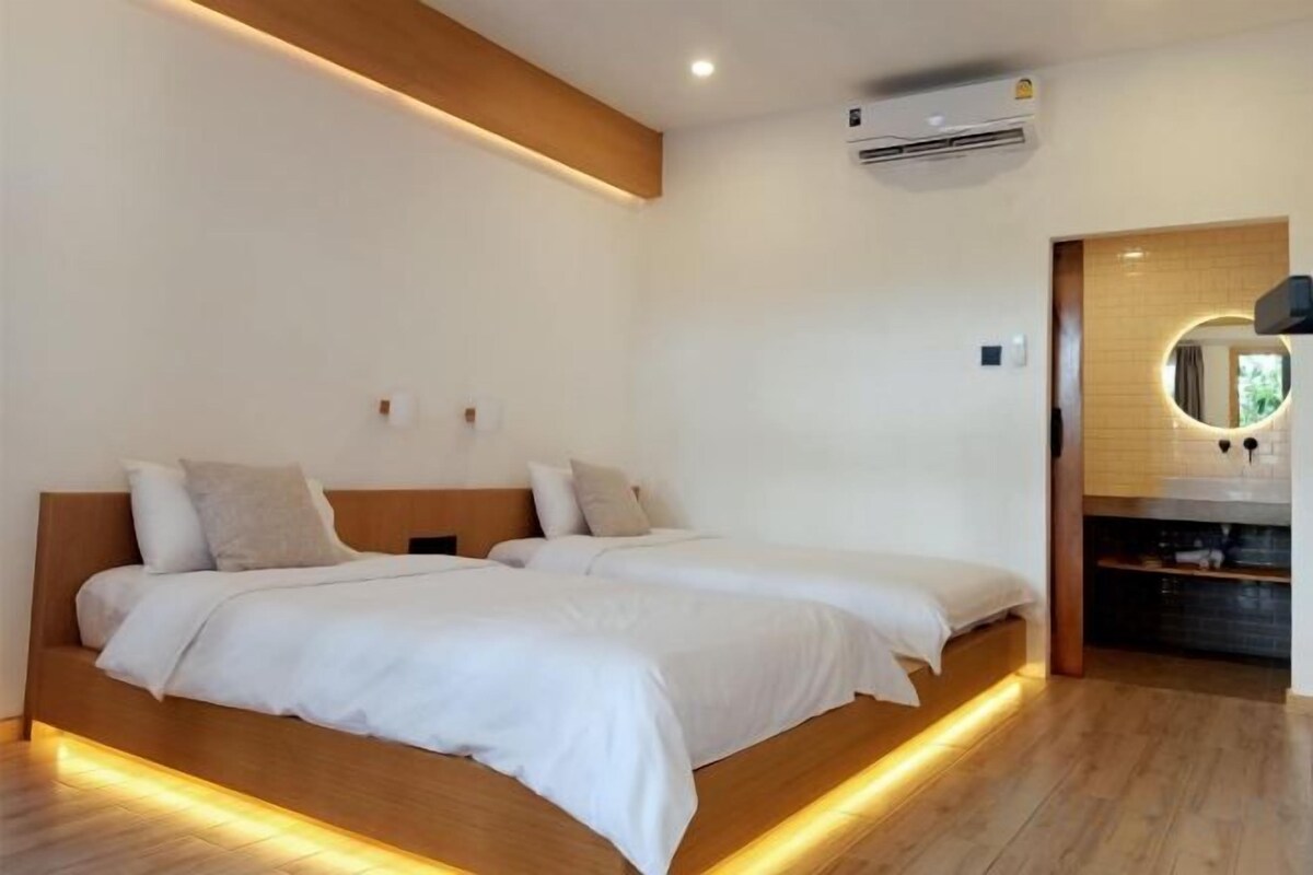 Laptop workspace, blackout drapes, WiFi (free), bed sheets