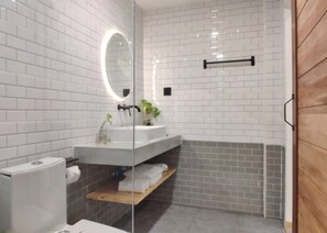 Douche, articles de toilette gratuits, sèche-cheveux, chaussons