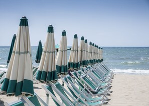 Private beach, white sand, sun-loungers, beach umbrellas - Miramare Resort (Pisa)