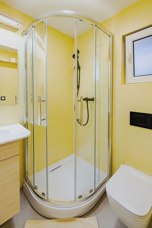 Classic Quadruple Room, Ensuite, River View | Bathroom
