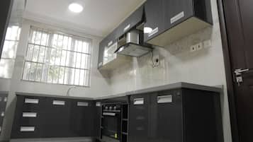 Refrigerador con congelador, microondas, horno y parrilla de estufa