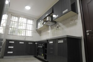 Großer Kühlschrank, Mikrowelle, Ofen, Herdplatte