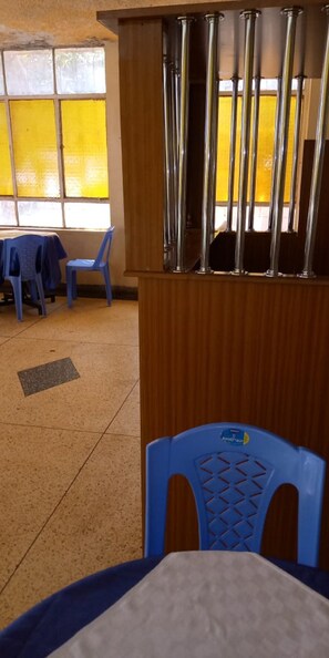 Breakfast, lunch, dinner served; local and international cuisine - Chariot County Hotel (Machakos)