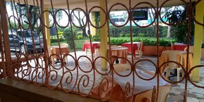 Se sirven desayunos, almuerzos y cenas; cocina local e internacional