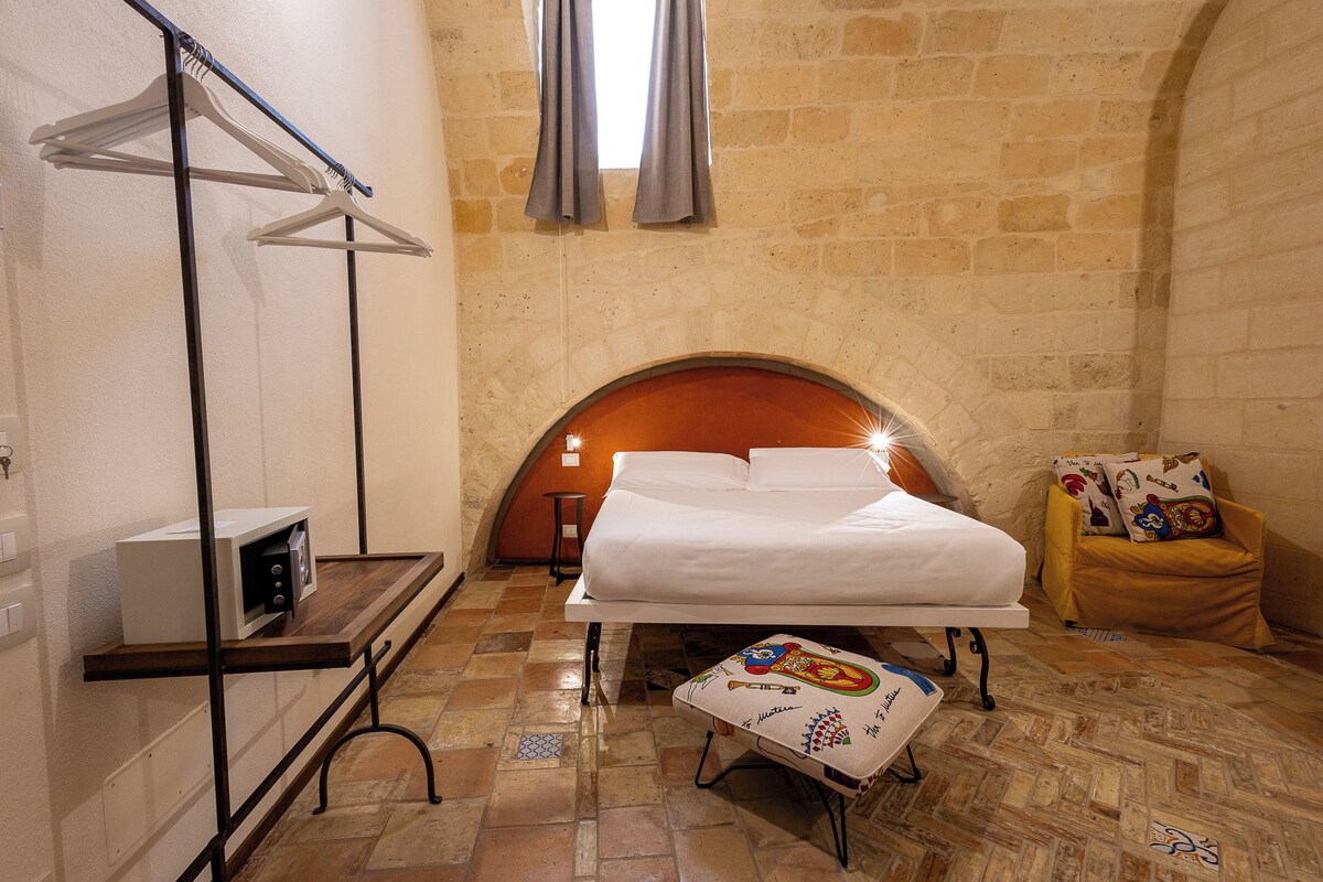 Deluxe Room, 1 Queen Bed | Premium bedding, down comforters, minibar, desk