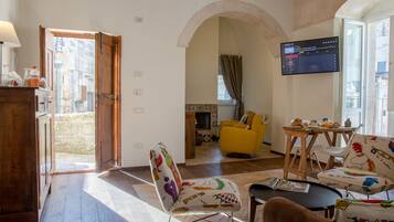 Deluxe Suite, City View | Living area | Smart TV, streaming services