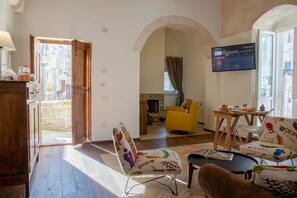 华丽套房, 城市景观 | 起居区 | 智能电视、流媒体服务