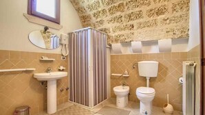 A bathroom with a shower, sink, toilet, and bidet. - La Cantina - BB La Traja (Gagliano del Capo)