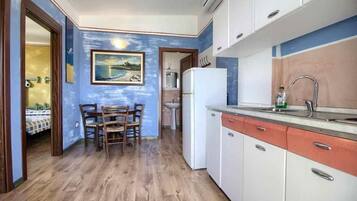 Studio (2 Bedrooms) | Private kitchen