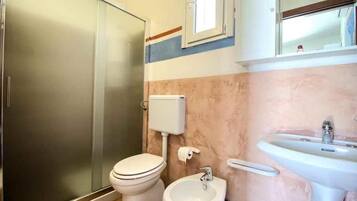 Monolocale (2 Bedrooms) | Bagno | Doccia, set di cortesia gratuito, bidet, asciugamani