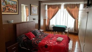 Cubrecamas, escritorio, espacio para trabajar con laptop y wifi gratis 