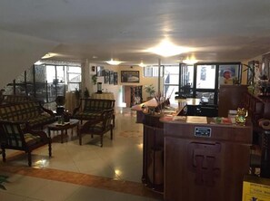 Se ofrece un desayuno continental (3 USD por persona)