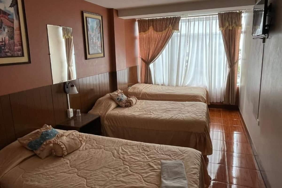 Habitación triple básica | Edredones de plumas, escritorio, espacio para trabajar con un portátil