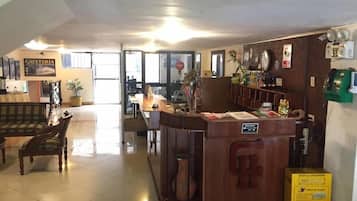 Bar (trong khuôn viên)