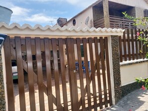 Property grounds - Single storey house, spacious, airy, familiar and cozy 2 min from the beach of angels (Vila Canaa)