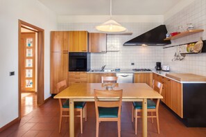 Kühlschrank, Ofen, Geschirrspüler, Wasserkocher mit Kaffee-/Teezubehör